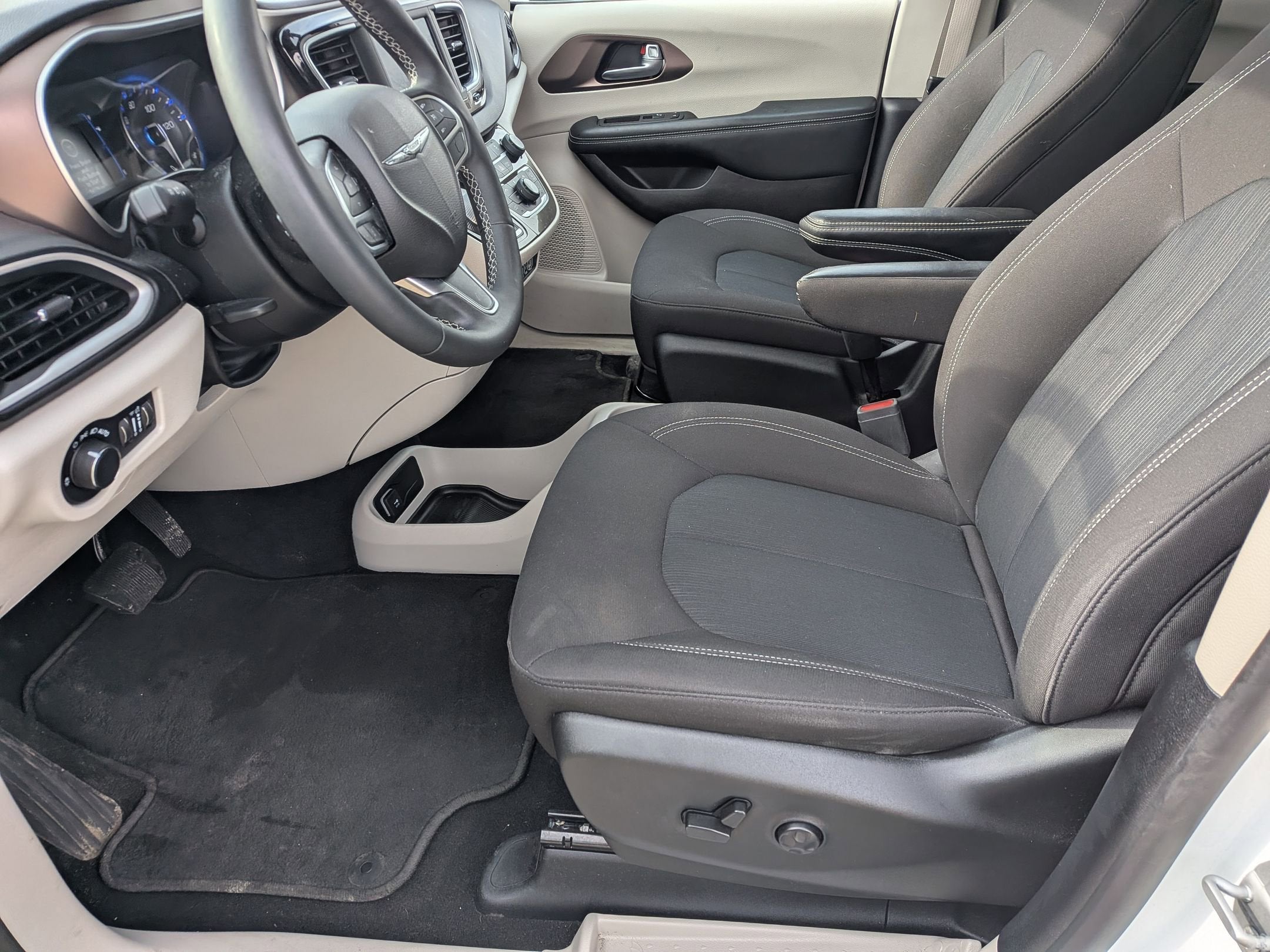 2022 Chrysler Voyager LX