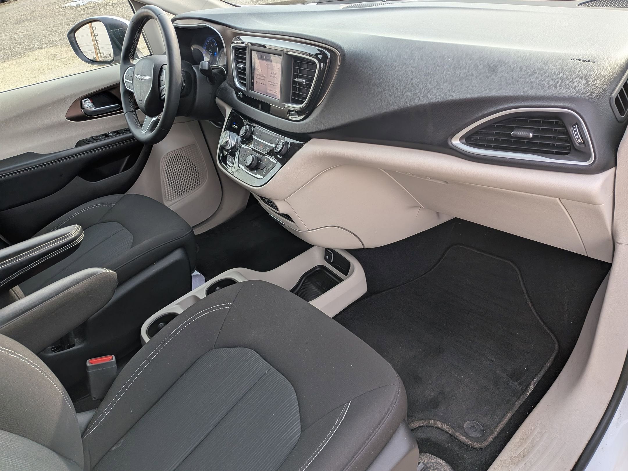 2022 Chrysler Voyager LX