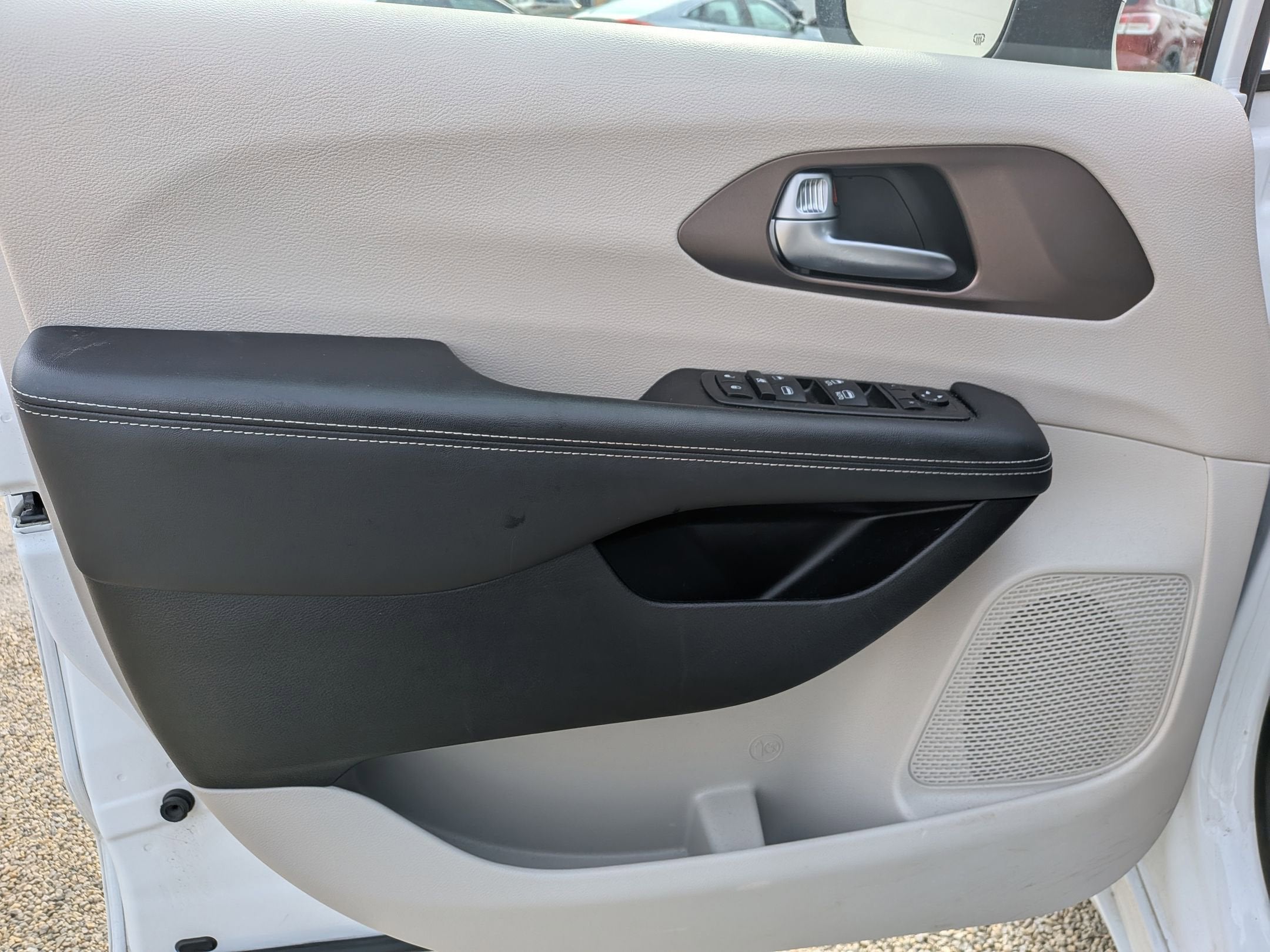 2022 Chrysler Voyager LX